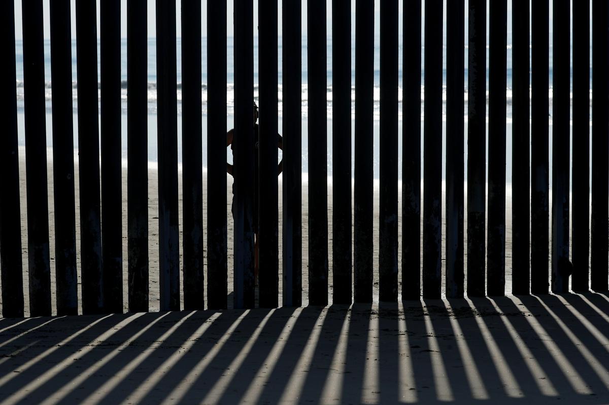 [NEWS] Trump aides repeat threat to shut down U.S.-Mexico border on migrant crisis – Loganspace AI