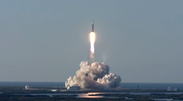 [NEWS] Trifecta! SpaceX launches first mission on Falcon Heavy and lands all three boosters – Loganspace