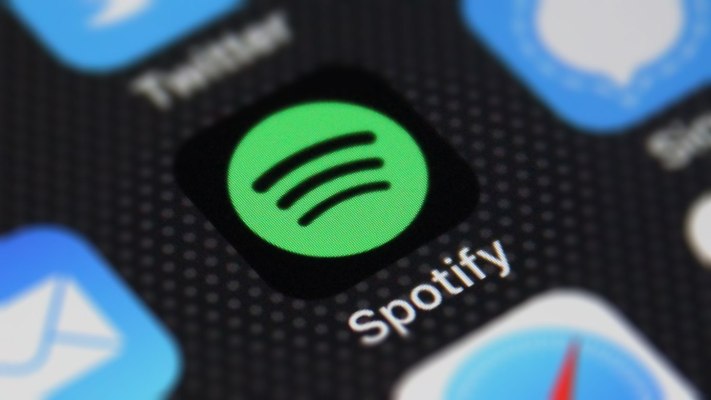[NEWS] Spotify spotted testing ‘Your Daily Drive,’ a personalized playlist that includes podcasts – Loganspace