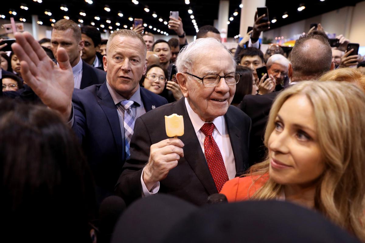 [NEWS] Warren Buffett defends Kraft, says Wells Fargo made ‘big mistakes’ – Loganspace AI