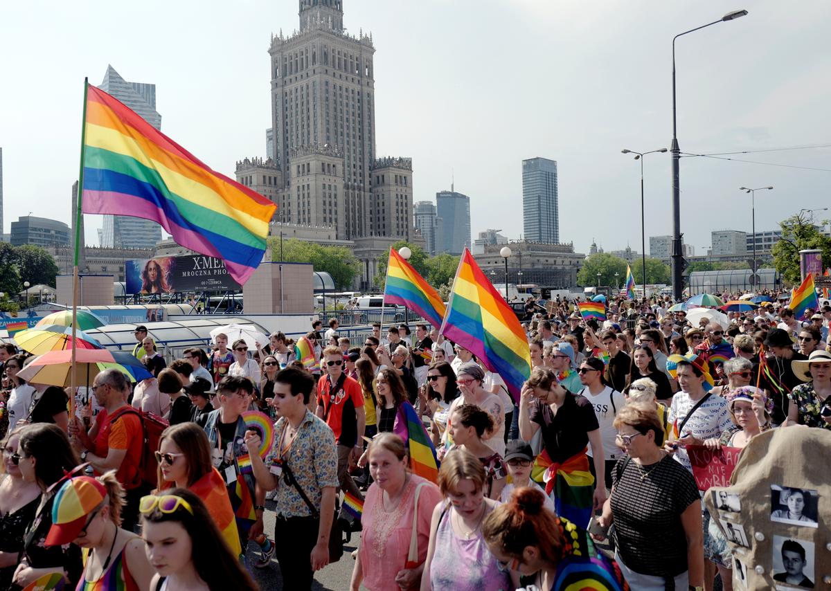 [NEWS] Warsaw pride parade attracts large crowd amid heated political debate – Loganspace AI