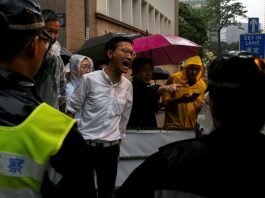 [NEWS] Hong Kong protesters scuffle with police, government offices shut – Loganspace AI