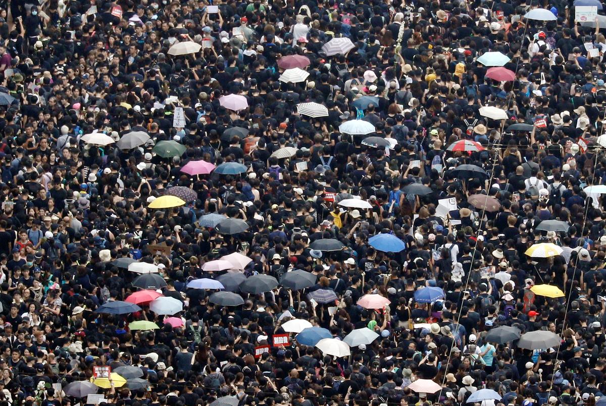[NEWS] ‘Sea of black’ Hong Kong protesters demand leader step down – Loganspace AI