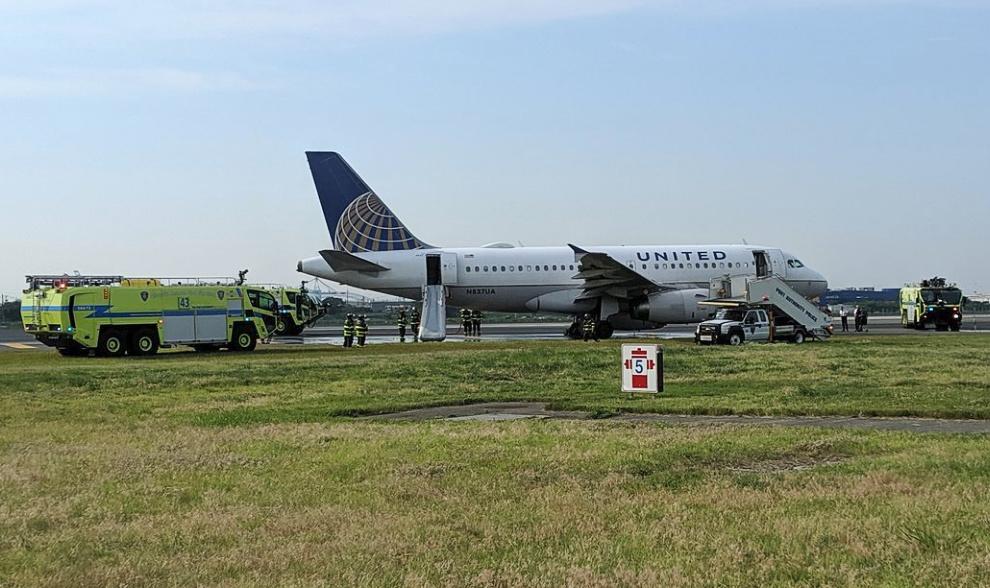 [NEWS] Emergency landing by United flight briefly closes Newark Airport – Loganspace AI