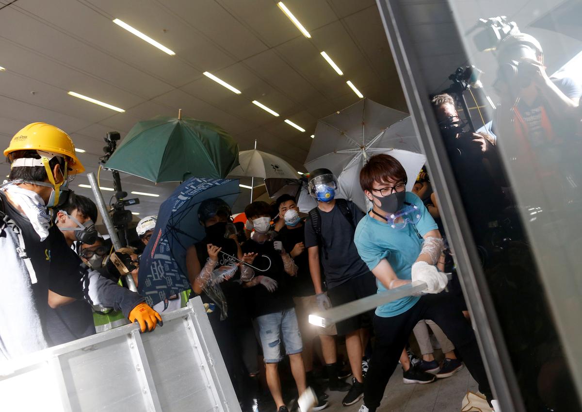 [NEWS] Hong Kong descends into chaos as protesters storm legislature – Loganspace AI