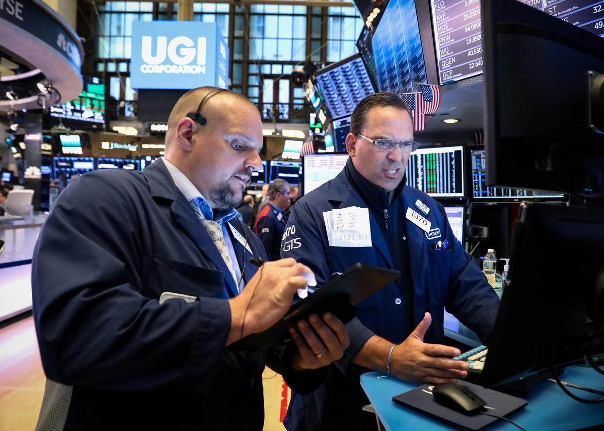 [NEWS] Wall St drifts lower as trade concerns weigh, big rate cut hopes fade – Loganspace AI