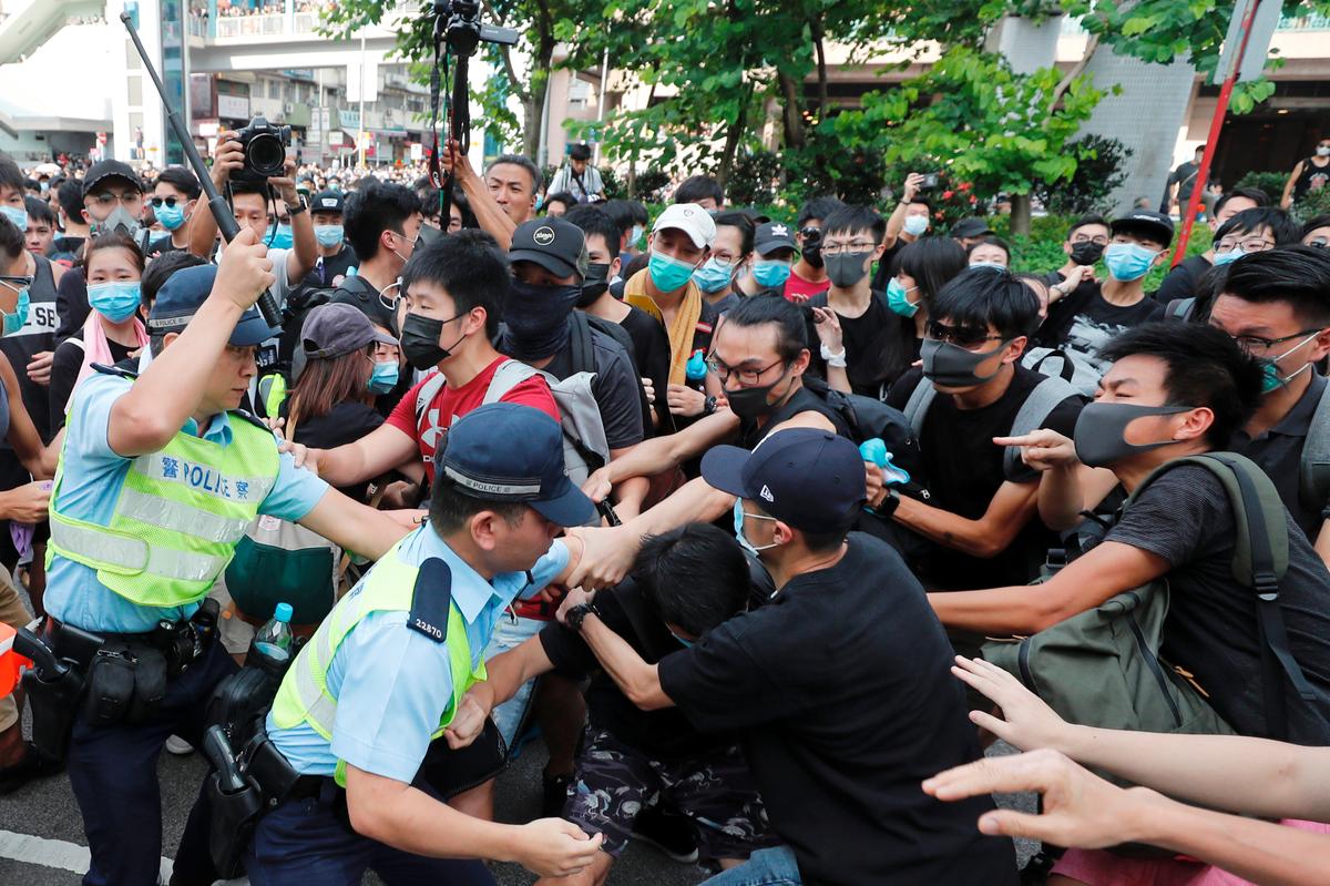 [NEWS] Hong Kong protesters, police clash as demonstrations target Chinese traders – Loganspace AI