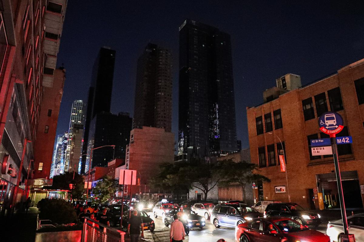 [NEWS] Blackout disrupts Manhattan, darkens Broadway theaters – Loganspace AI