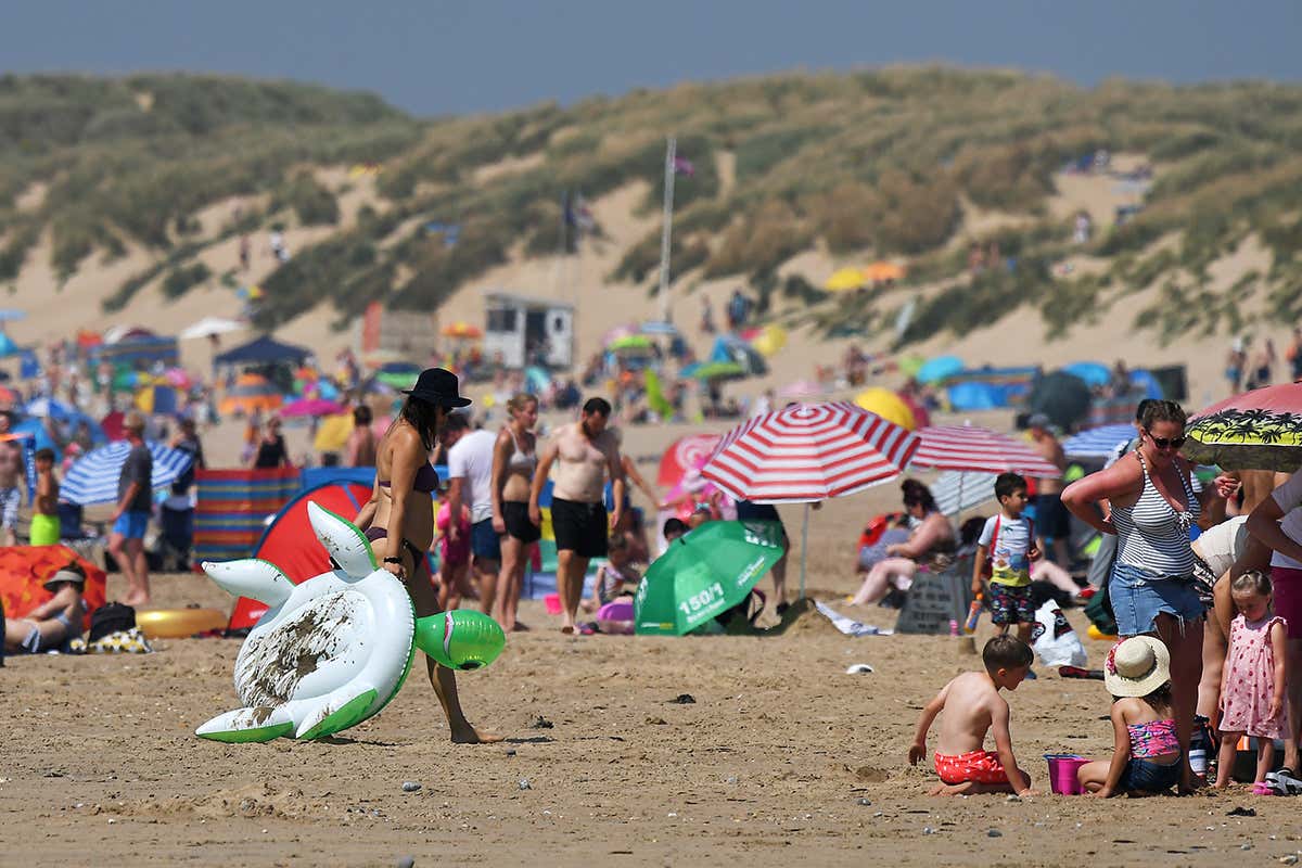 [Science] The UK has its hottest ever July day with temperatures hitting 38.1C – AI
