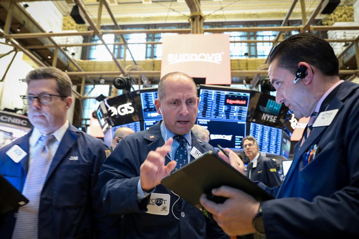 [NEWS] S&P 500, Nasdaq hit record highs; dollar gains ground – Loganspace AI