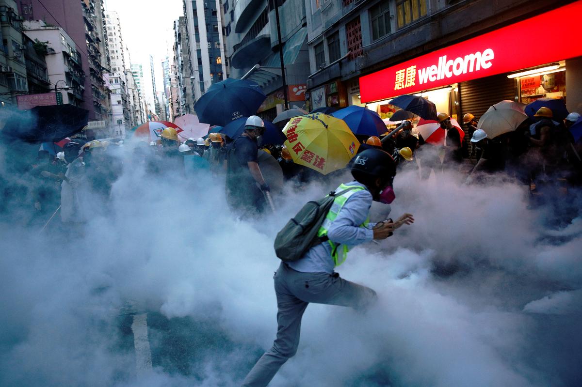 [NEWS] Protesters clash in Hong Kong as cycle of violence intensifies – Loganspace AI