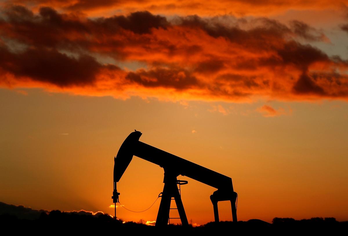 [NEWS] Oil dives 4% to seven-month low on surprise U.S. stock build, trade war – Loganspace AI