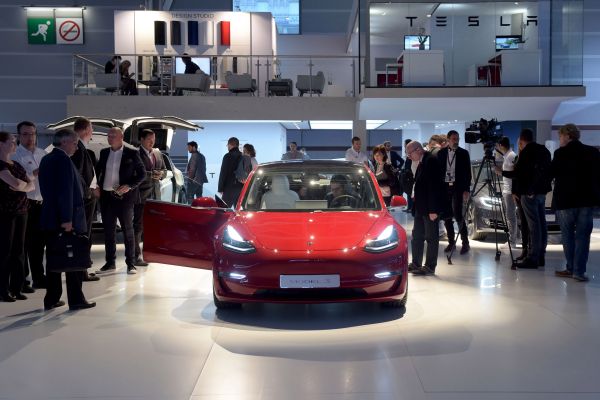 [NEWS] U.S. regulators take aim at Tesla over Model 3 safety claims – Loganspace