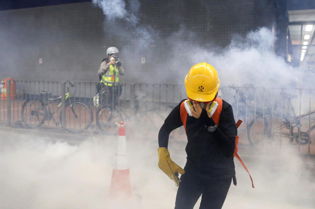 [NEWS] Hong Kong police fire tear gas as protesters hit and run – Loganspace AI