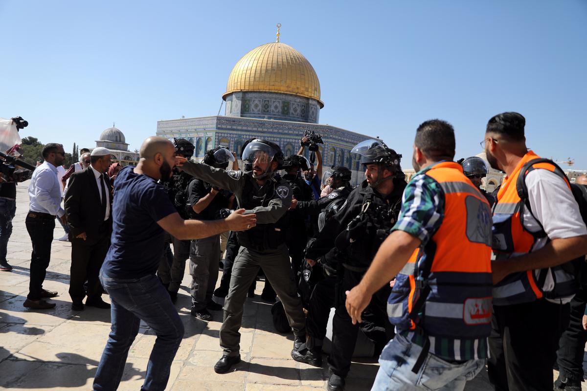 [NEWS] Palestinians and Israeli police clash at Jerusalem holy site – Loganspace AI