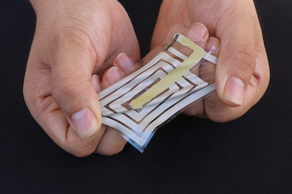 [NEWS] Flexible stick-on sensors could wirelessly monitor your sweat and pulse – Loganspace