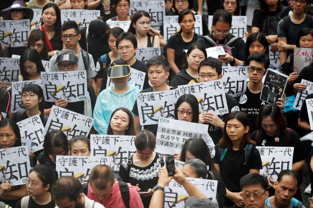 [NEWS] Hong Kong teachers rally in thunderstorm at start of weekend of protests – Loganspace AI