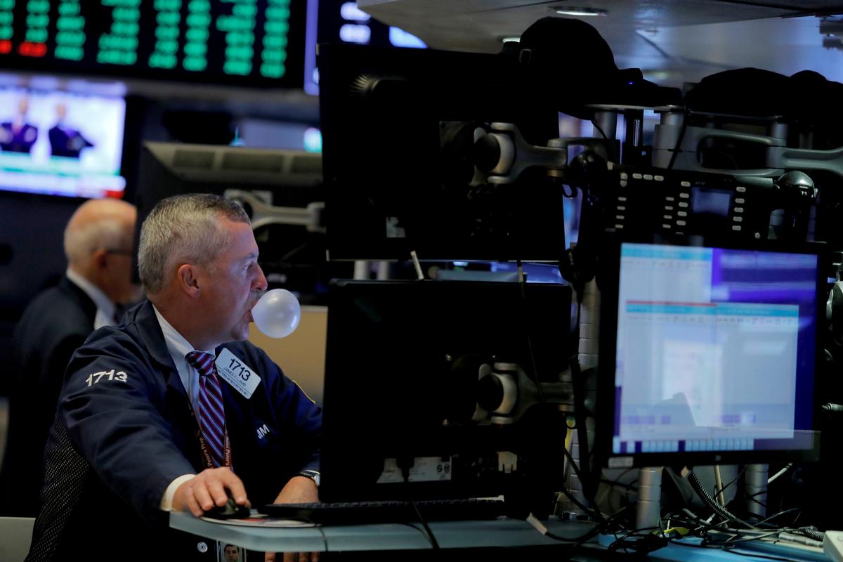 [NEWS] Wall Street slips as financials fall, trade hopes flicker – Loganspace AI