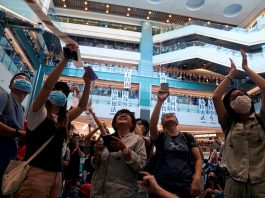 [NEWS] Hong Kong police storm mall as protest turns violent – Loganspace AI
