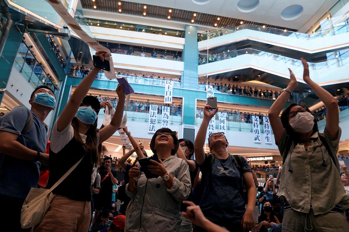 [NEWS] Hong Kong police storm mall as protest turns violent – Loganspace AI