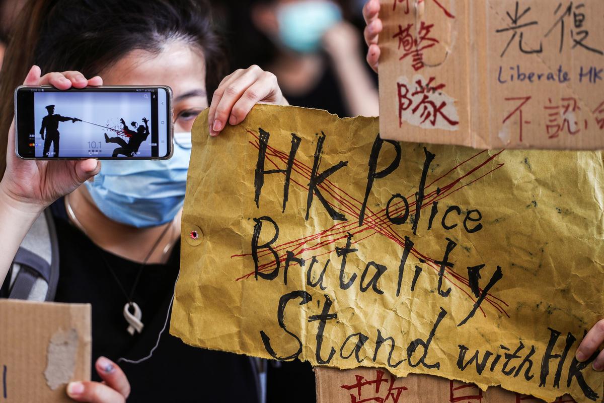 [NEWS] Hong Kong office workers, schoolmates denounce police shooting of teen – Loganspace AI