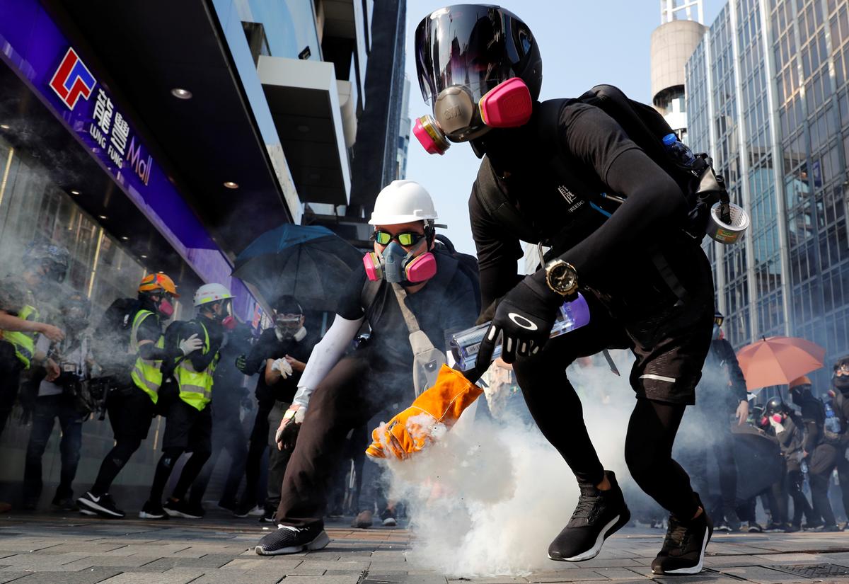 [NEWS] Hong Kong police, protesters exchange tear gas, petrol bombs – Loganspace AI